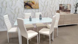 Mesa de cristal con 6 sillas blancas