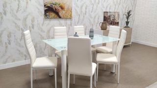 Mesa de cristal con 6 sillas blancas