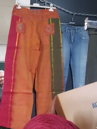 Pantaloni etnici arancioni e rossi