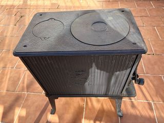 Estufa de leña Jotul Negra. No se envía.