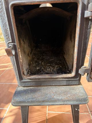 Estufa de leña Jotul Negra. No se envía.