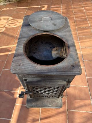 Estufa de leña Jotul Negra. No se envía.