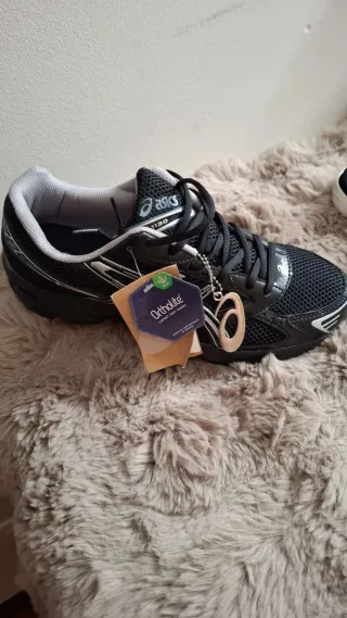 Zapatillas deportivas Asics 1130 negras y plateada
