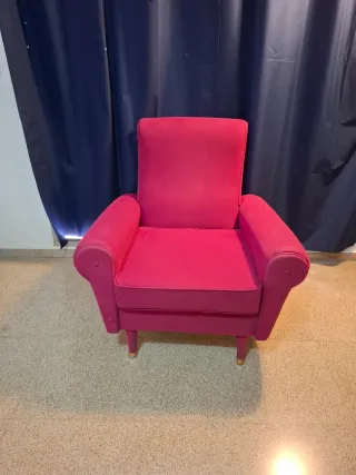 Sillón rosa de tela