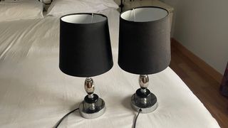 Par de lámparas de mesita negras y plateadas