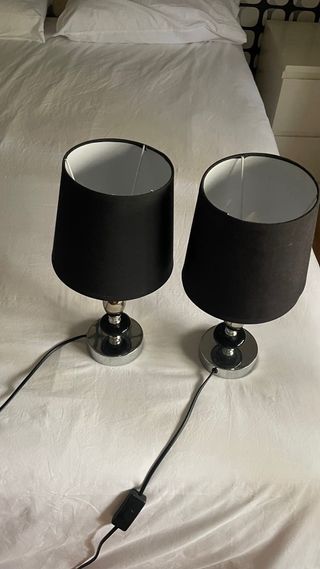 Par de lámparas de mesita negras y plateadas
