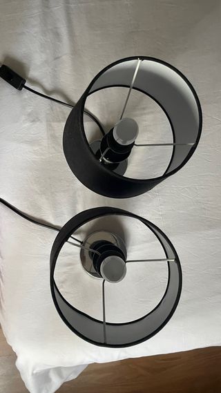 Par de lámparas de mesita negras y plateadas