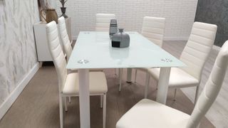 Mesa de cristal con 6 sillas blancas
