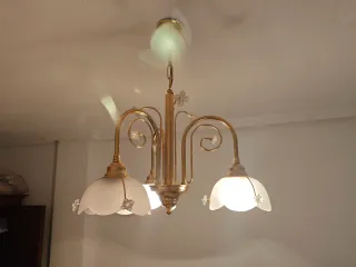 Lámpara de araña dorada y cristal