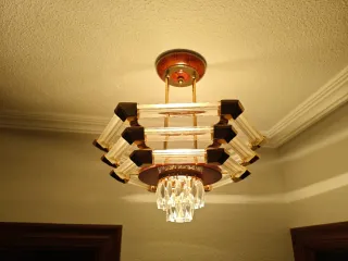 Lámpara de araña dorada y cristal