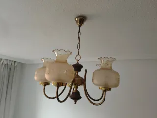 Lámpara de araña dorada y cristal