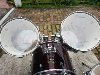 Batería Acústica Milenium Roja, muy nueva ,