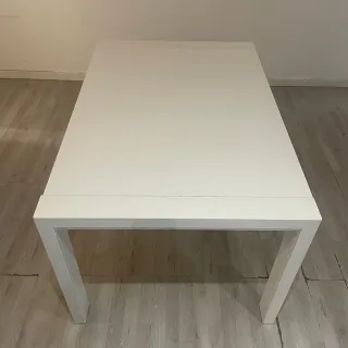 Mesa de comedor blanca de madera
