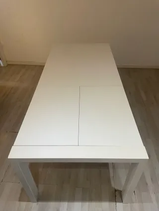 Mesa de comedor blanca de madera