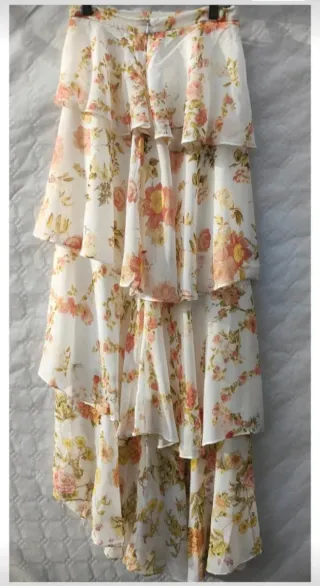 Falda floral volantes midi