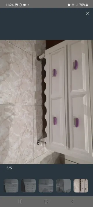 Cómoda blanca con tiradores morados