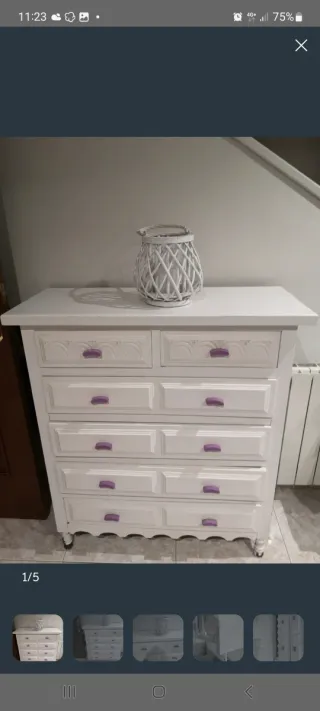 Cómoda blanca con tiradores morados