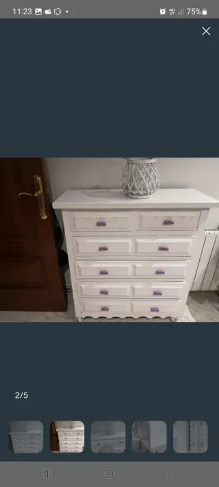 Cómoda blanca con tiradores morados