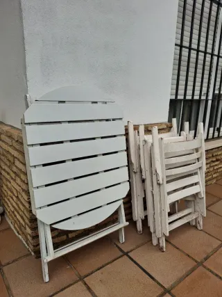 Mesa y 3 sillas de jardin