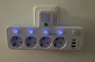 Regleta 4 enchufes con luz LED y USB