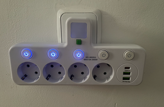 Regleta 4 enchufes con luz LED y USB