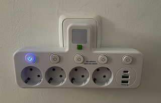 Regleta 4 enchufes con luz LED y USB