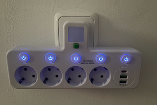 Regleta 4 enchufes con luz LED y USB