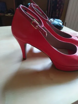 Zapato salón Mariamare rojo peep toe