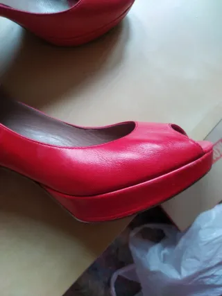 Zapato salón Mariamare rojo peep toe