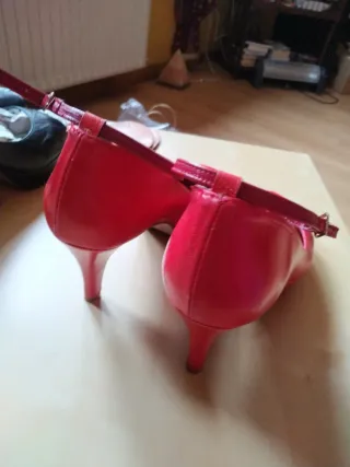 Zapato salón Mariamare rojo peep toe