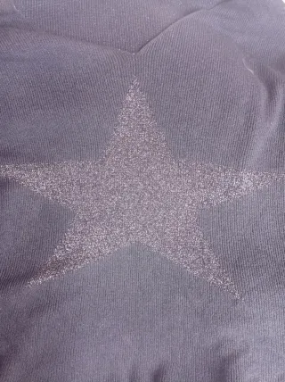 Jersey gris con estrella brillante
