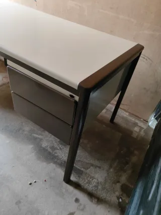 Mesa de oficina chapa beige y marrón