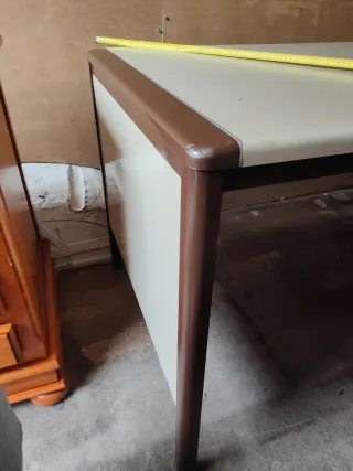 Mesa de oficina chapa beige y marrón