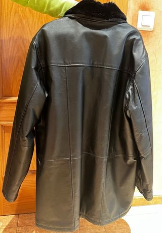 Abrigo de piel negro hombre. Cuello desmontable.