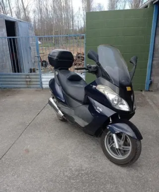 Aprilia Maxi Scooter Negra