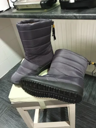 Botas de agua grises acolchadas