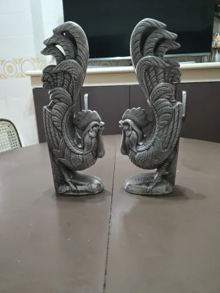 Pareja de sujetalibros que representan dos gallos