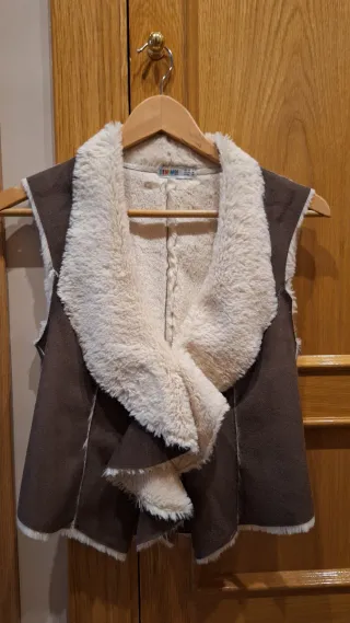 Chaleco mujer piel sintética beige y marrón