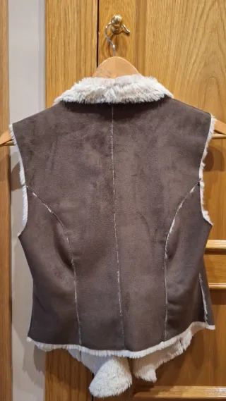 Chaleco mujer piel sintética beige y marrón