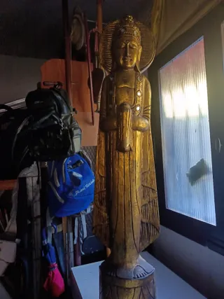 Figura de madera tallada estilo oriental