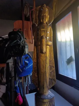 Figura de madera tallada estilo oriental