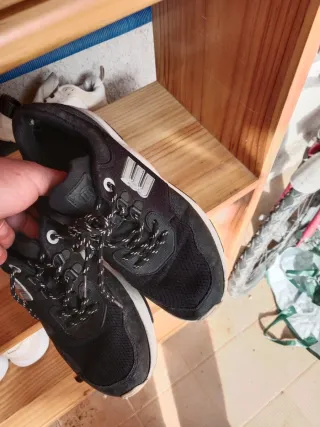 Zapatillas deportivas negras y blancas