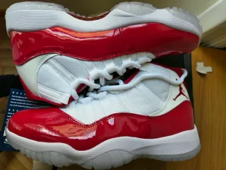 Nike Air Jordan 11 Retro Cherry EU 43
