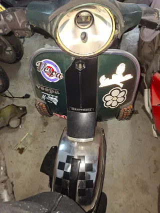 Vespa 200 Scooter Verde y Blanco