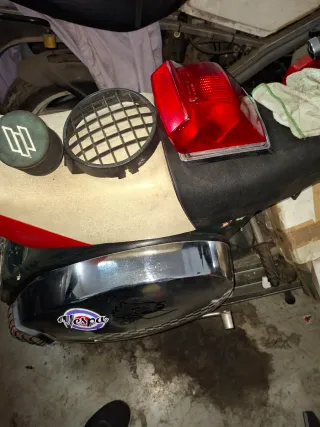 Vespa 200 Scooter Verde y Blanco