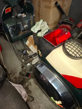 Vespa 200 Scooter Verde y Blanco