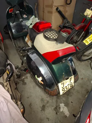 Vespa 200 Scooter Verde y Blanco