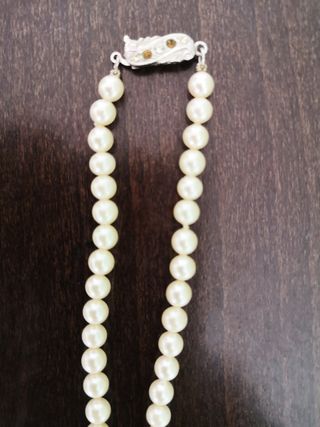 Collar de perlas tipo corbata