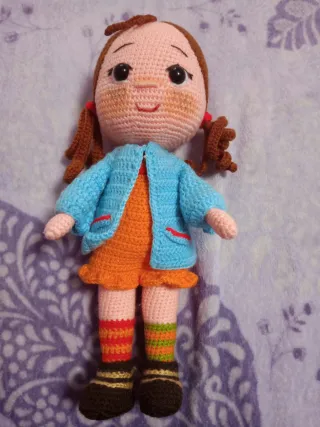 Muñeca de ganchillo hecha a mano