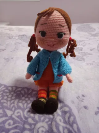 Muñeca de ganchillo hecha a mano
